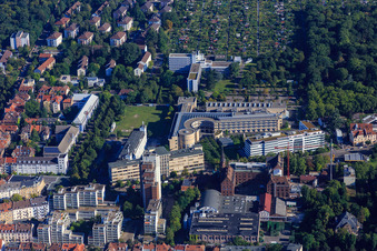 Vue aérienne de Institut Max Rubner, Technologiefabrik Karlsruhe GmbH et PTV Group sur Haid-und-Neu-Straße en face de la brasserie privée Hoepfner GmbH à le quartier Oststadt in Karlsruhe dans le département Bade-Wurtemberg, Allemagne
