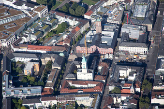 Vue aérienne de Hôtel de ville sur la place du marché à le quartier Innenstadt-West in Karlsruhe dans le département Bade-Wurtemberg, Allemagne