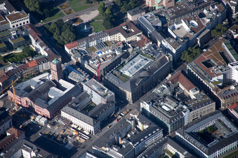 Vue aérienne de Karstadt Kaiserstr à le quartier Innenstadt-West in Karlsruhe dans le département Bade-Wurtemberg, Allemagne