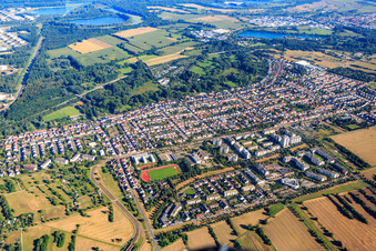 Vue aérienne de Vue de la ville depuis le sud-est à le quartier Neureut in Karlsruhe dans le département Bade-Wurtemberg, Allemagne