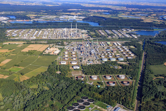 Vue aérienne de Raffinerie MiRO vue de l'est entre la station d'épuration et le Rhin à le quartier Knielingen in Karlsruhe dans le département Bade-Wurtemberg, Allemagne