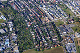 Vue aérienne de Rue des Sudètes à le quartier Knielingen in Karlsruhe dans le département Bade-Wurtemberg, Allemagne