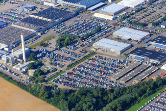Vue aérienne de Place de parking pour les tracteurs routiers DAIMLIER produits à l'usine automobile de Wörth de l'Industriepark Wörth GmbH à le quartier Maximiliansau in Wörth am Rhein dans le département Rhénanie-Palatinat, Allemagne