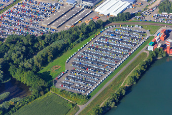Vue aérienne de Parking pour les tracteurs routiers DAIMLIER produits à Hafenstr à le quartier Maximiliansau in Wörth am Rhein dans le département Rhénanie-Palatinat, Allemagne