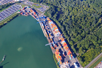 Vue aérienne de Chargement de conteneurs par CONTARGO au port d'État de Wörth à le quartier Maximiliansau in Wörth am Rhein dans le département Rhénanie-Palatinat, Allemagne