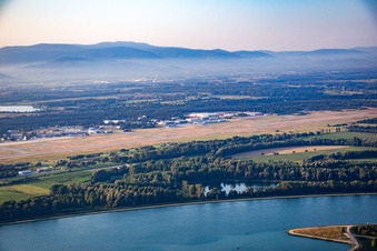 Vue aérienne de Aéroport de Baden à le quartier Söllingen in Rheinmünster dans le département Bade-Wurtemberg, Allemagne