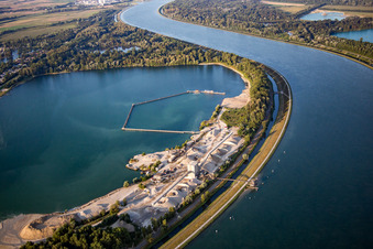 Vue aérienne de Zones riveraines le long du Rhin et extraction de gravier par Kieswerk Heinrich Krieger KG au Kriegersee dans l'ancien district de Rheinmünster-Stollhofen à le quartier Söllingen in Rheinmünster dans le département Bade-Wurtemberg, Allemagne