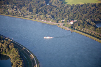 Vue aérienne de Ferry de Drushenheim sur le Rhin à Drusenheim dans le département Bas Rhin, France