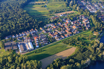 Vue aérienne de Vue du village depuis le nord à le quartier Grauelsbaum in Lichtenau dans le département Bade-Wurtemberg, Allemagne