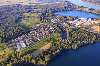 Vue aérienne de Vue du village depuis le nord à le quartier Grauelsbaum in Lichtenau dans le département Bade-Wurtemberg, Allemagne