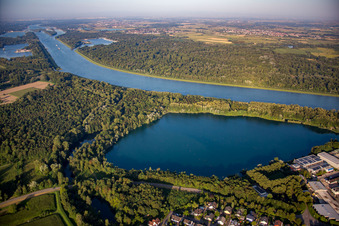 Vue aérienne de Lac de carrière à le quartier Grauelsbaum in Lichtenau dans le département Bade-Wurtemberg, Allemagne