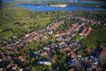 Vue aérienne de Vue du village depuis l'est à le quartier Helmlingen in Rheinau dans le département Bade-Wurtemberg, Allemagne