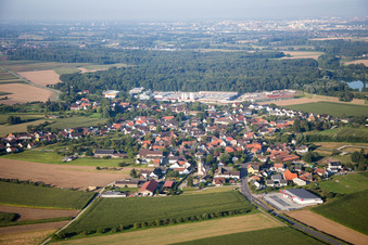 Vue aérienne de Champs et l'entreprise de construction préfabriquée Weber-Haus à le quartier Linx in Rheinau dans le département Bade-Wurtemberg, Allemagne
