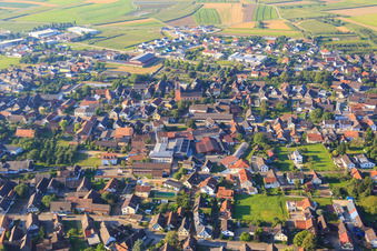 Vue aérienne de Friedrichstraße avec Riedbrennerei à le quartier Altenheim in Neuried dans le département Bade-Wurtemberg, Allemagne