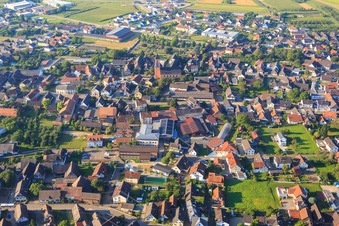 Vue aérienne de Friedrichstraße avec Riedbrennerei à le quartier Altenheim in Neuried dans le département Bade-Wurtemberg, Allemagne