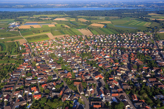 Vue aérienne de Vue de la ville depuis l'est jusqu'aux prairies du Rhin à le quartier Altenheim in Neuried dans le département Bade-Wurtemberg, Allemagne