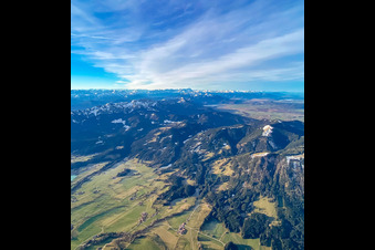 Vue aérienne de Brauneck et panorama alpin à le quartier Arzbach in Wackersberg dans le département Bavière, Allemagne