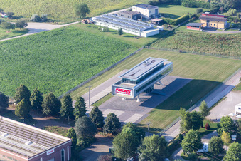Vue aérienne de Bâtiment moderne sur pilotis de l'administration municipale de la municipalité Meißenheim à Meißenheim dans le département Bade-Wurtemberg, Allemagne