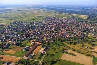 Vue aérienne de Vue d'ensemble du village depuis le nord à le quartier Ottenheim in Schwanau dans le département Bade-Wurtemberg, Allemagne