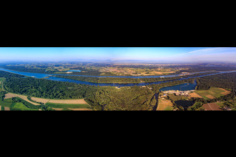 Vue aérienne de Panorama de l'île dans le Rhin depuis l'écluse d'Ottenheim via l'écluse Gerstheim jusqu'à Meißenheim depuis l'est à Gerstheim dans le département Bas Rhin, France