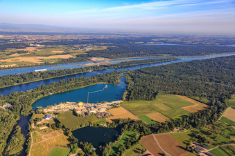 Vue aérienne de Lac de carrière sur le Rhin de VOGEL-BAU GmbH - centrale d'enrobage et usine de gravier Ottenheim à le quartier Ottenheim in Schwanau dans le département Bade-Wurtemberg, Allemagne