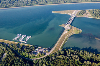 Vue aérienne de Systèmes d'écluses sur les rives du Rhin et Yacht Club de Lahr à le quartier Nonnenweier in Schwanau dans le département Bade-Wurtemberg, Allemagne