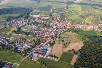 Vue aérienne de Vue des rues et des maisons dans les quartiers résidentiels à Obenheim dans le département Bas Rhin, France