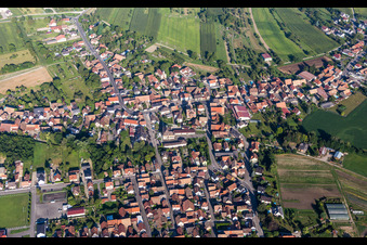 Vue aérienne de Vue des rues et des maisons dans les quartiers résidentiels à Obenheim dans le département Bas Rhin, France