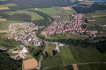 Vue aérienne de Champs agricoles et terres agricoles à Herbsheim dans le département Bas Rhin, France