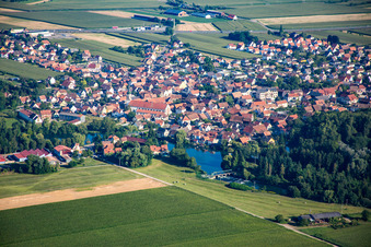Vue aérienne de Du sud-est à Huttenheim dans le département Bas Rhin, France