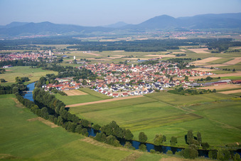 Vue aérienne de Les rives de l'Ill face au panorama des Vosges à Sermersheim dans le département Bas Rhin, France