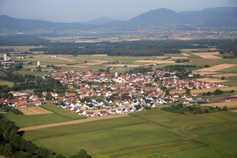 Vue aérienne de Les rives de l'Ill face au panorama des Vosges à Sermersheim dans le département Bas Rhin, France