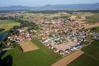 Vue aérienne de Chantiers de construction du nouveau quartier résidentiel d'un lotissement de maisons unifamiliales rue des Celtes à Sermersheim dans le département Bas Rhin, France