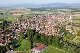 Vue aérienne de Champs agricoles et terres agricoles à Kogenheim dans le département Bas Rhin, France