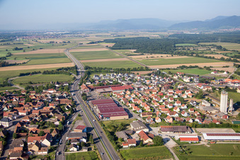 Vue aérienne de Champs agricoles et terres agricoles à Kogenheim dans le département Bas Rhin, France