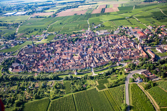 Vue aérienne de Du nord à Bergheim dans le département Haut-Rhin, France