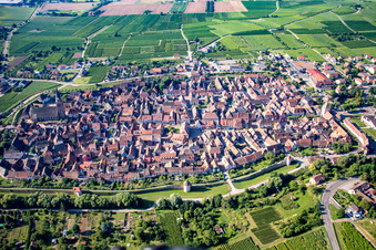 Vue aérienne de Vieille ville et centre-ville de la ville viticole médiévale Bergheim à Bergheim dans le département Haut-Rhin, France