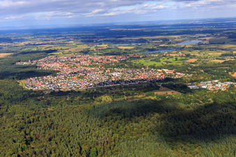Vue aérienne de Vue de la ville depuis l'ouest à Jockgrim dans le département Rhénanie-Palatinat, Allemagne