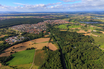 Vue aérienne de Vue de la ville depuis le sud-ouest à Jockgrim dans le département Rhénanie-Palatinat, Allemagne