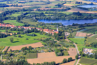 Vue aérienne de Parcelles de jardin, Hinterstädel et lac de carrière vus du sud-ouest à Jockgrim dans le département Rhénanie-Palatinat, Allemagne