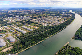 Vue aérienne de Raffinerie MiRO du nord-ouest sur les rives du Rhin à le quartier Knielingen in Karlsruhe dans le département Bade-Wurtemberg, Allemagne