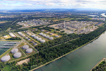 Vue aérienne de Raffinerie MiRO du nord-ouest sur les rives du Rhin à le quartier Knielingen in Karlsruhe dans le département Bade-Wurtemberg, Allemagne