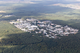 Vue aérienne de Bâtiment de recherche et complexe de bureaux du KIT Campus Nord (anciennement Centre de recherche nucléaire de Karlsruhe) à le quartier Leopoldshafen in Eggenstein-Leopoldshafen dans le département Bade-Wurtemberg, Allemagne