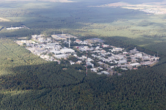 Vue aérienne de Bâtiment de recherche et complexe de bureaux du KIT Campus Nord (anciennement Centre de recherche nucléaire de Karlsruhe) à le quartier Leopoldshafen in Eggenstein-Leopoldshafen dans le département Bade-Wurtemberg, Allemagne