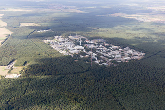 Photographie aérienne de Bâtiment de recherche et complexe de bureaux du KIT Campus Nord (anciennement Centre de recherche nucléaire de Karlsruhe) à le quartier Leopoldshafen in Eggenstein-Leopoldshafen dans le département Bade-Wurtemberg, Allemagne