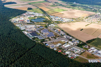Vue aérienne de Zone industrielle et commerciale avec IWK Verpackungstechnik GmbH à le quartier Blankenloch in Stutensee dans le département Bade-Wurtemberg, Allemagne
