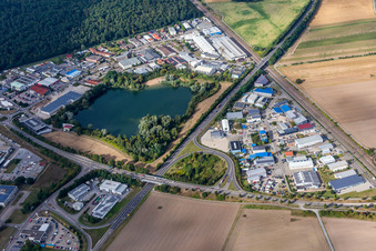 Vue aérienne de Parc industriel et implantation d'entreprises au bord du lac à le quartier Blankenloch in Stutensee dans le département Bade-Wurtemberg, Allemagne