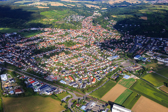 Vue aérienne de Vue d'ensemble de la ville depuis le sud-ouest à Weingarten dans le département Bade-Wurtemberg, Allemagne
