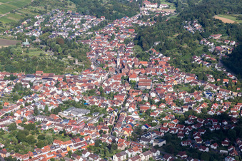 Vue aérienne de Vue des rues et des maisons dans les quartiers résidentiels à Weingarten dans le département Bade-Wurtemberg, Allemagne