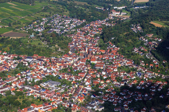 Vue aérienne de Vue d'ensemble de la ville depuis l'ouest à Walzbach à Weingarten dans le département Bade-Wurtemberg, Allemagne